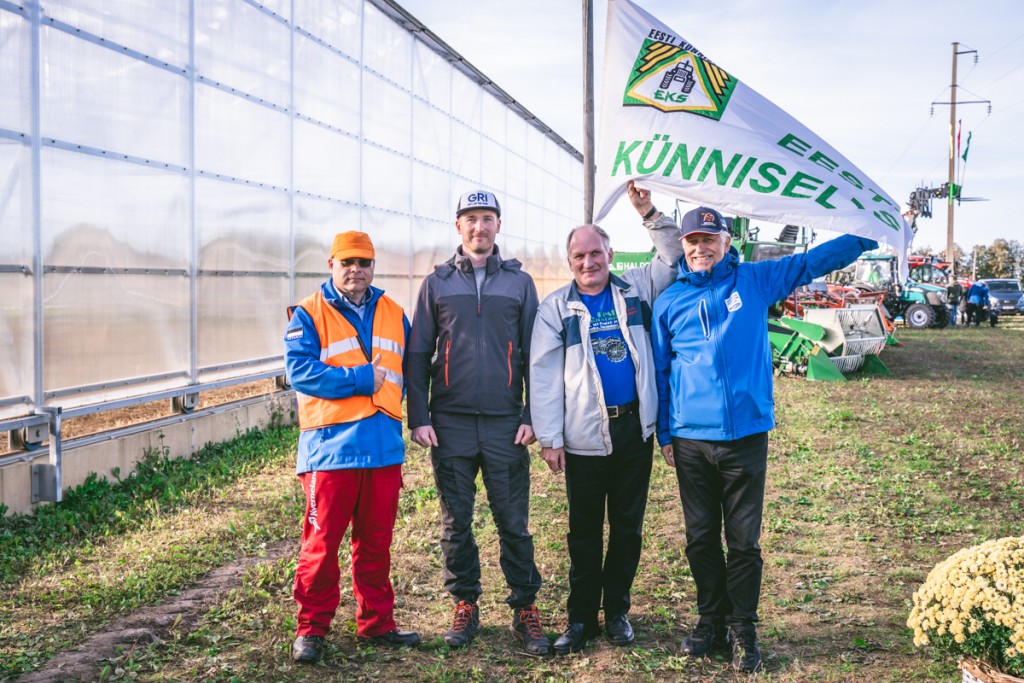 KynniEMV_270925_1315_korraldajad võitjatega.jpg